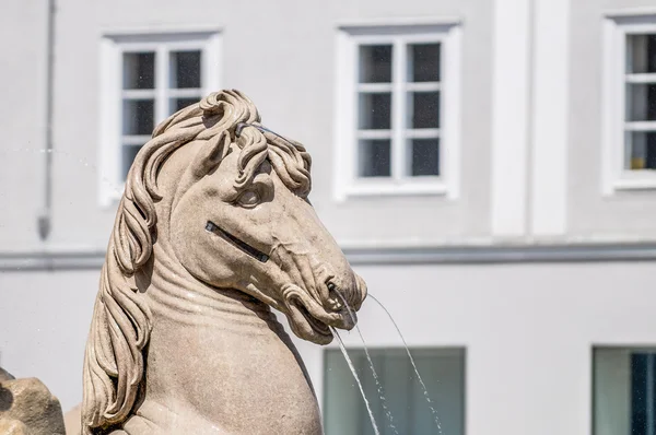 잘츠부르크, 오스트리아에서 분수가에 Residenzbrunnen 분수 — 스톡 사진