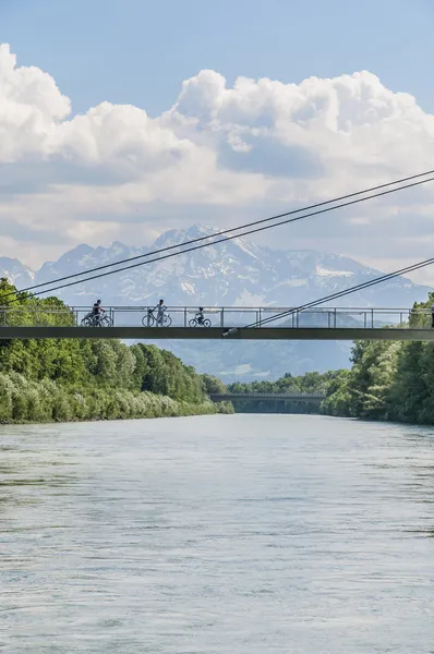 Река Зальцах на пути через Зальцбург, Австрия — стоковое фото