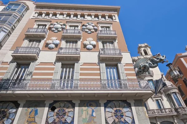 在巴塞罗那，西班牙 quadros 房子 — 图库照片