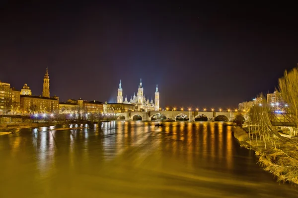 Steinbrücke über den ebro-Fluss bei Zaragoza, Spanien — Stockfoto