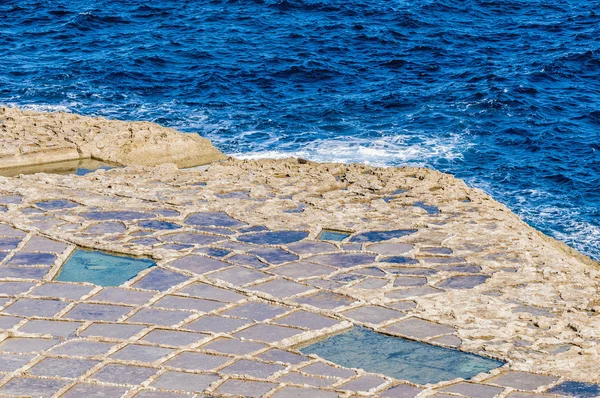 Salzpfannen in der Nähe von qbajjar auf gozo, malta. — Stockfoto