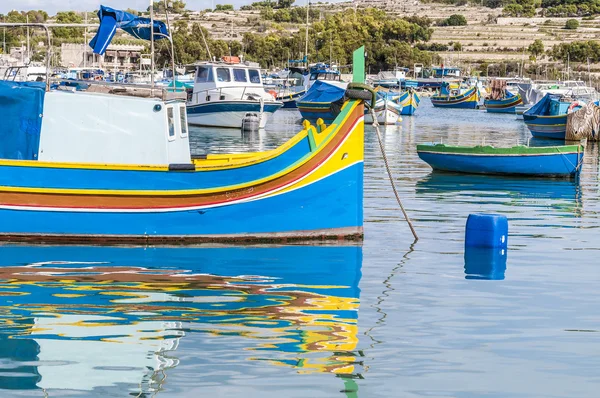 Barco tradicional de Luzzu en el puerto de Marsaxlokk en Malta . — Foto de Stock