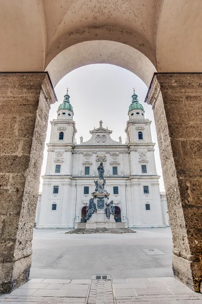 Katedra placu (domplatz) w salzburg, austria — Zdjęcie stockowe