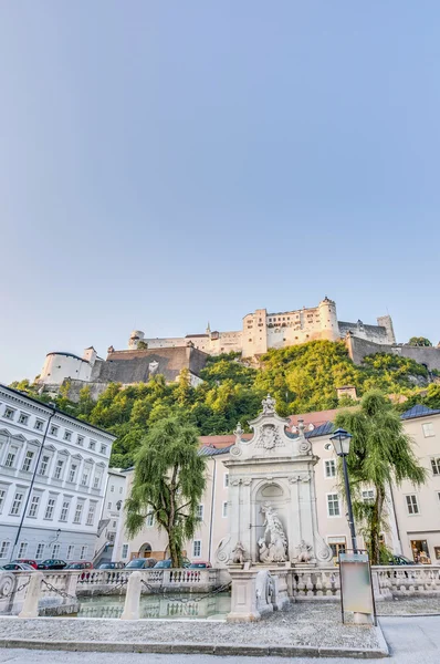 Koně dobře fontána (Kapitelschwamme) na náměstích Kapitelplatz v Salzbur — Stock fotografie