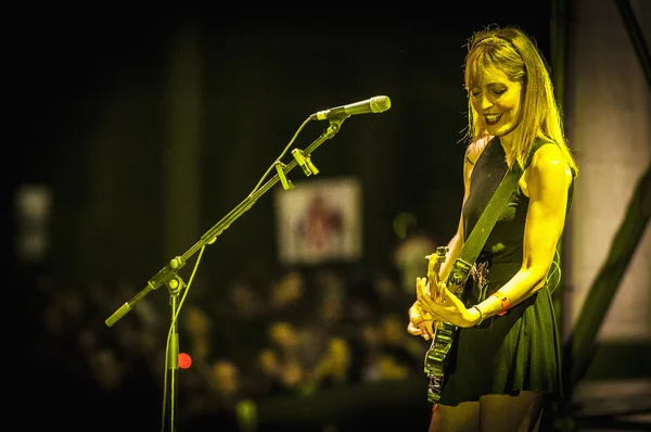 Amelie si esibisce al concerto "Hard Rock Rocks La Merce" all'interno — Foto Stock