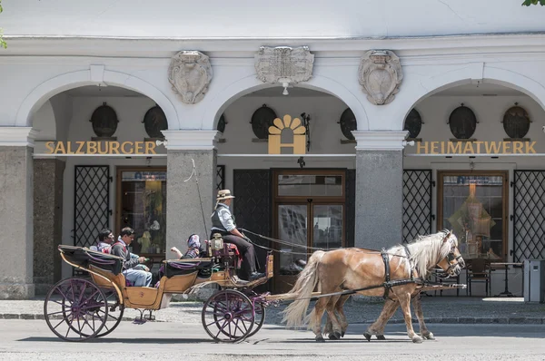 Przewóz na ulicach salzburg, austria — Zdjęcie stockowe