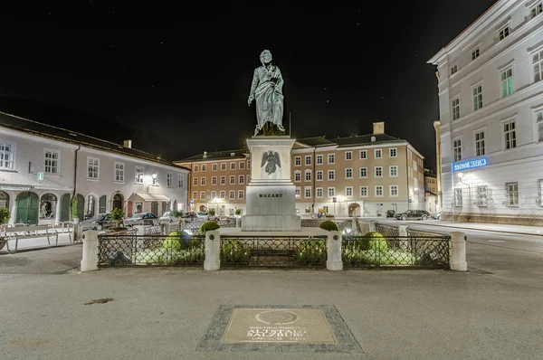 Estatua de Mozart en la plaza Mozart (Mozartplatz) en Salzburgo, Austri — Foto de Stock