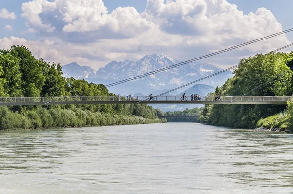 Река Зальцах на пути через Зальцбург, Австрия — стоковое фото