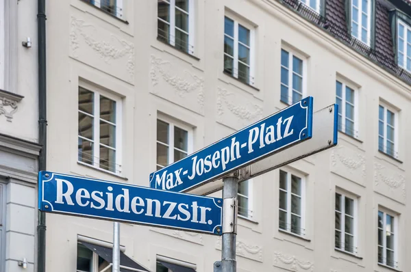 Max-joseph-platz vägskylt i München, Tyskland — Stockfoto