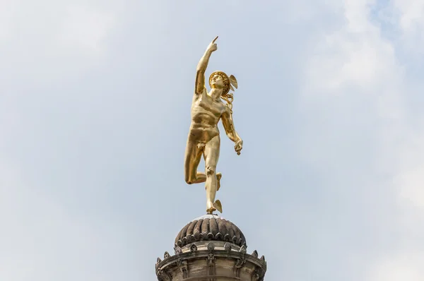 汞雕像在宫廷广场，德国 — 图库照片