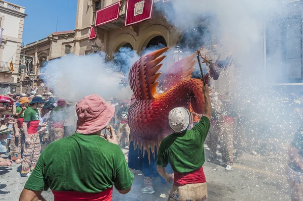 Aliga fantastická postava na koná festa major v sitges, Španělsko — Stock fotografie