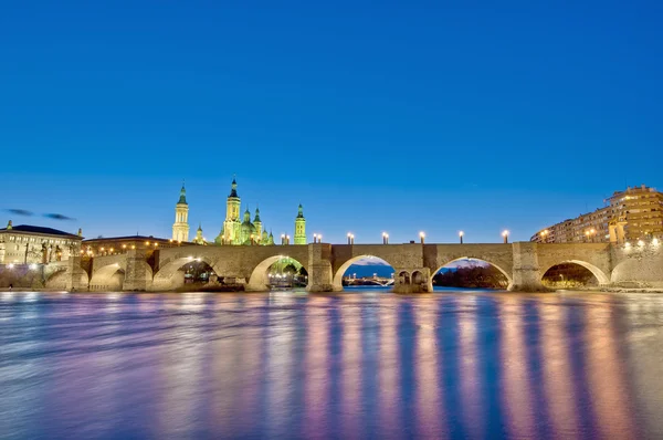 Ponte di pietra sul fiume Ebro a Saragozza, Spagna — Foto Stock