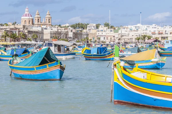 Haven van marsaxlokk, een vissersdorp in malta. — Stockfoto