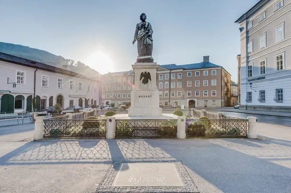 Estatua de Mozart en la plaza Mozart (Mozartplatz) en Salzburgo, Austri — Foto de Stock