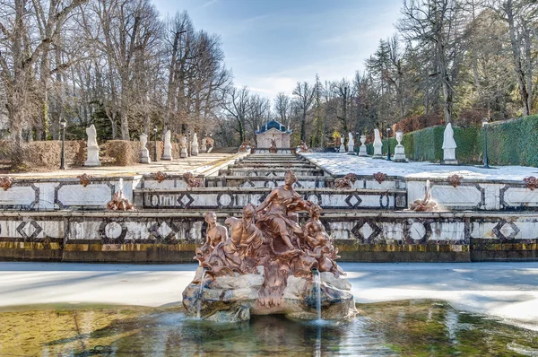 Kaskádové fontány v la granja palace, Španělsko — Stock fotografie