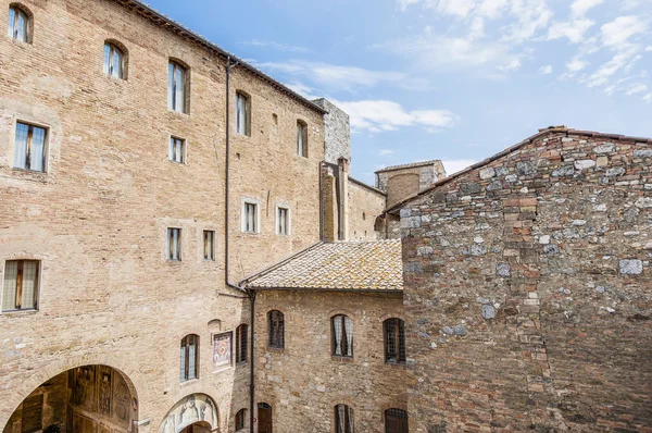 Construção e uso doméstico em San Gimignano, Italia — Fotografia de Stock