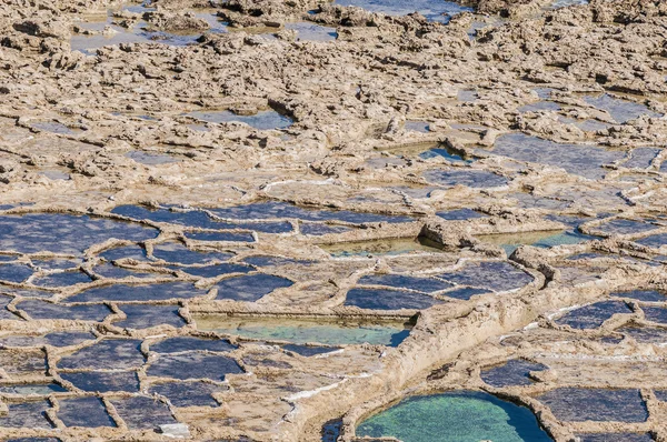 Tăvi de sare lângă Qbajjar în Gozo, Malta . — Fotografie, imagine de stoc