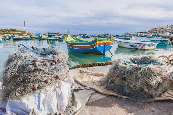 Kajjik Barco en el puerto de Marsaxlokk en Malta . — Foto de Stock