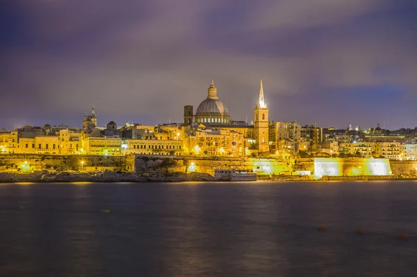 Valletta vista del horizonte frente al mar, Malta — Foto de Stock