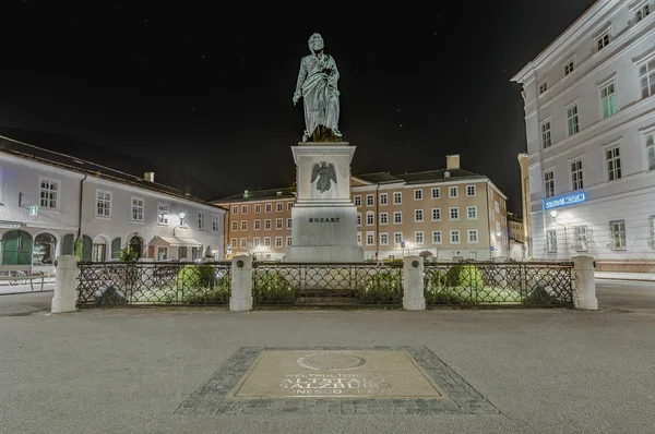 Mozart standbeeld op mozart plein (mozartplatz) in salzburg, austri — Stockfoto