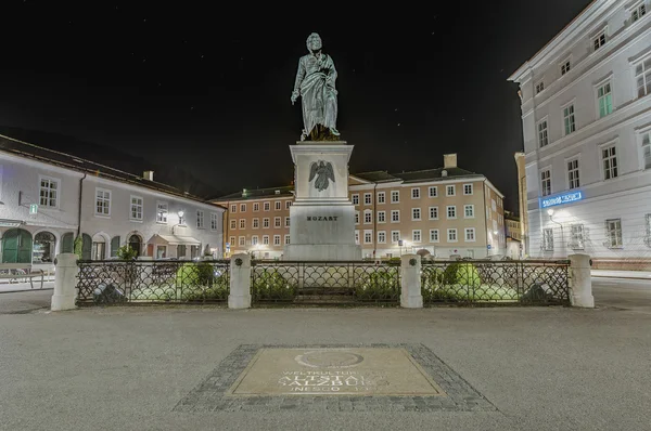 Estatua de Mozart en la plaza Mozart (Mozartplatz) en Salzburgo, Austri — Foto de Stock