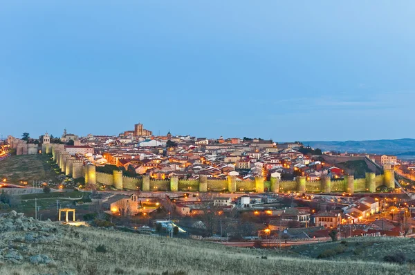 Vista geral sul das muralhas defensivas de Ávila em Espanha — Fotografia de Stock