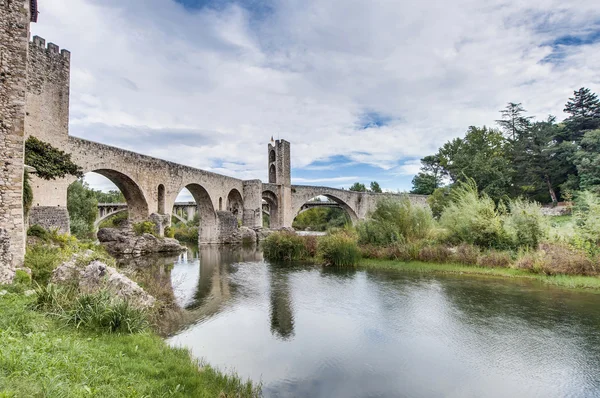 Средневековый мост в Бесалу — стоковое фото