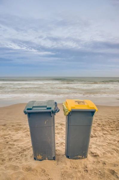 ビーチでの 2 つのゴミ缶 — ストック写真
