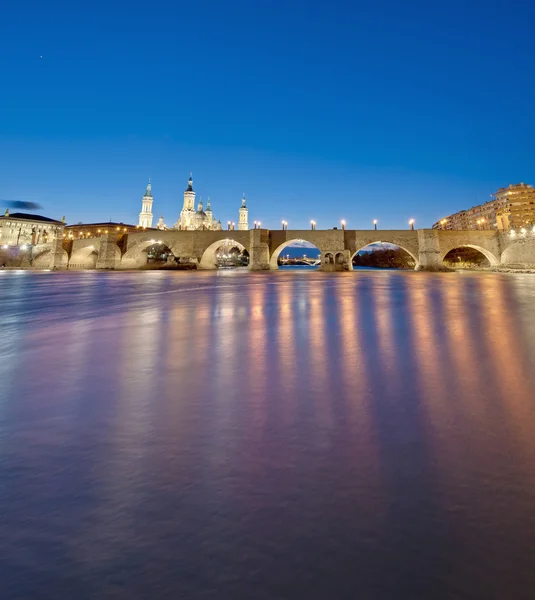 Ponte de Pedra do outro lado do rio Ebro em Zaragoza, Espanha — Fotografia de Stock