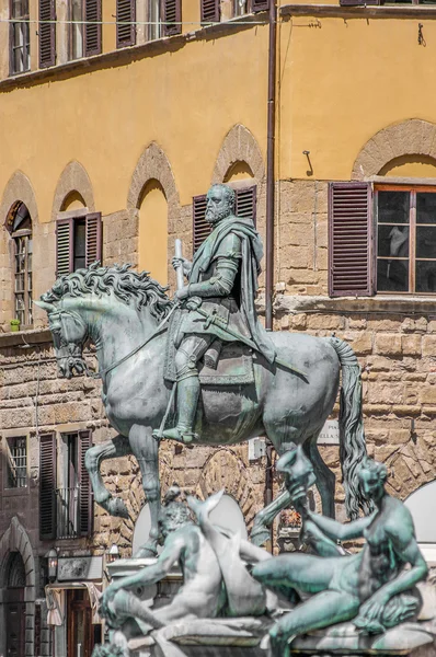 卡斯莫迪乔瓦尼德利在佛罗伦萨，意大利美第奇家族雕像 — 图库照片