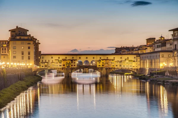 El Ponte Vecchio (Puente Viejo) en Florencia, Italia . — Foto de Stock