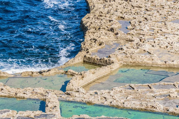 Solné pánve v blízkosti qbajjar Gozo, malta. — Stock fotografie