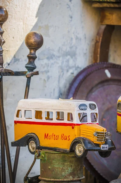 Maltas färgglada bussar i gozo. — Stockfoto