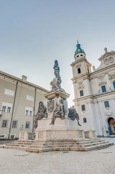 Náměstí s katedrálou (domplatz) nachází na salzburg, Rakousko — Stock fotografie