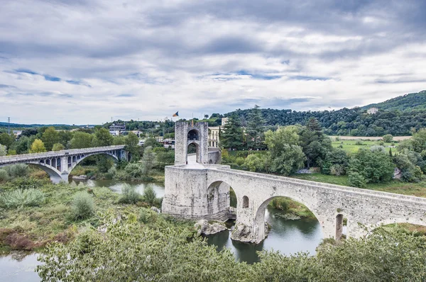 Mittelalterliche Brücke in Besalu, Spanien — Stockfoto