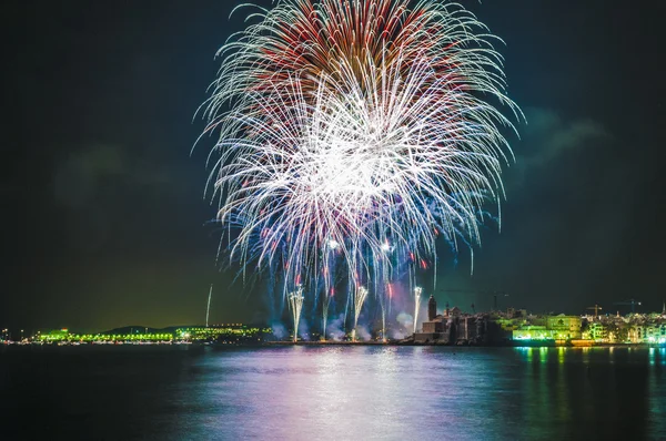 Castell de ОВК феєрверк відображення в межах Festa майора celebrati — стокове фото