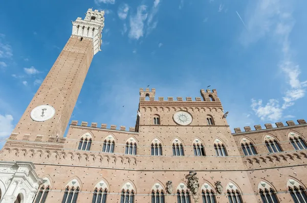 Palais public et sa tour de Mangia à Sienne, Italie — Photo