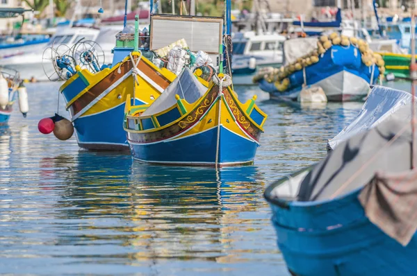 Barco tradicional Luzzu no porto de Marsaxlokk em Malta . — Fotografia de Stock