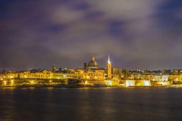 Valletta vista del horizonte frente al mar, Malta — Foto de Stock