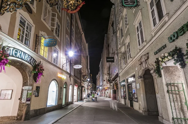 Nákupní ulice ve starém městě Salcburku, blízkosti Getreidegasse — Stock fotografie