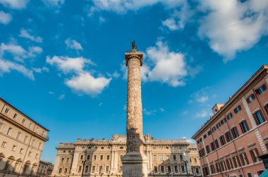 saint paul bir heykeli üzerinde piazza colonna, Roma, İtalya.