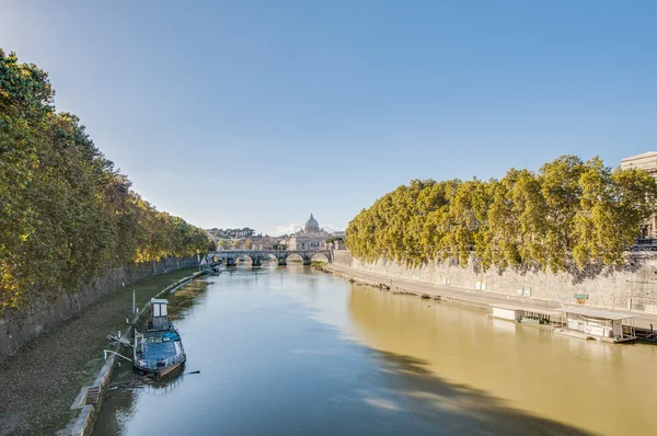 O rio Tibre, passando por Roma . — Fotografia de Stock