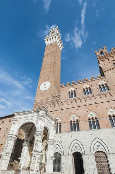 Openbare paleis en het mangia toren in siena, Italië — Stockfoto