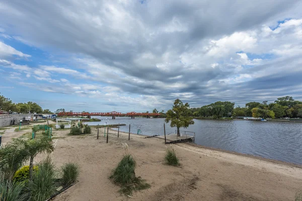 桥梁在 gualeguaychu 河，阿根廷. — 图库照片