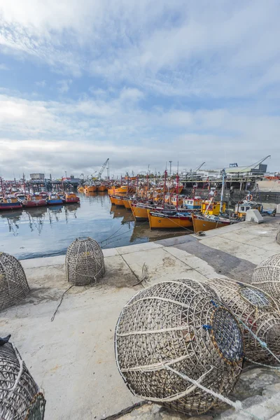 Oranje vissersboten in mar del plata, Argentinië — Stockfoto