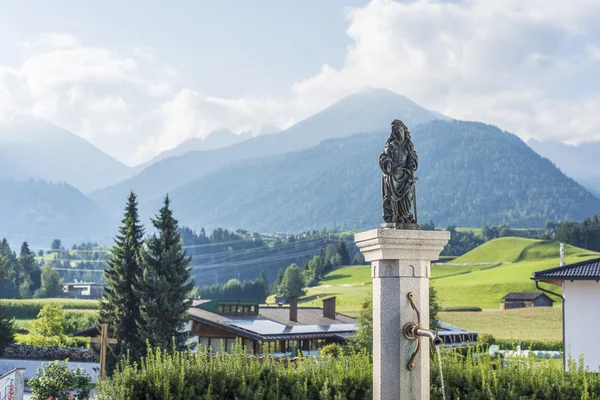 Fontein in oberperfuss dorp, Oostenrijk. — Stockfoto