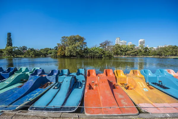 Boote auf den Wäldern von Palermo in buenos aires, Argentinien. — Stockfoto