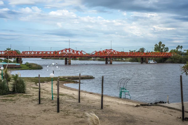 Мост через реку Гуалегуайчу, Аргентина . — стоковое фото