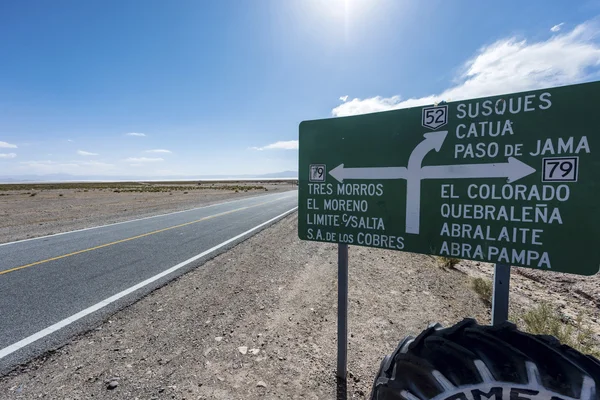 Vlag op de salinas grandes in jujuy, Argentinië. — Stockfoto