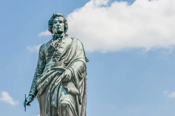 莫扎特雕像在莫扎特广场 （莫扎特） 在萨尔茨堡，奥地利经济论坛 — 图库照片